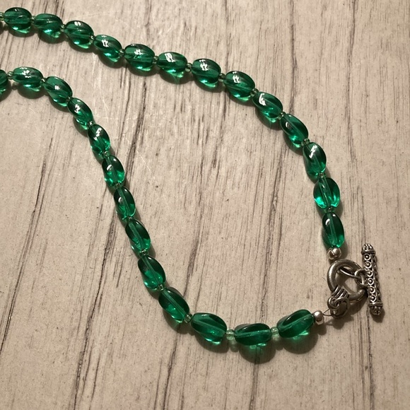 Vintage green glass bead necklace - Picture 3 of 7